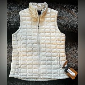 Brand new, never worn Women's The North Face Aconcagua vest. Size M
